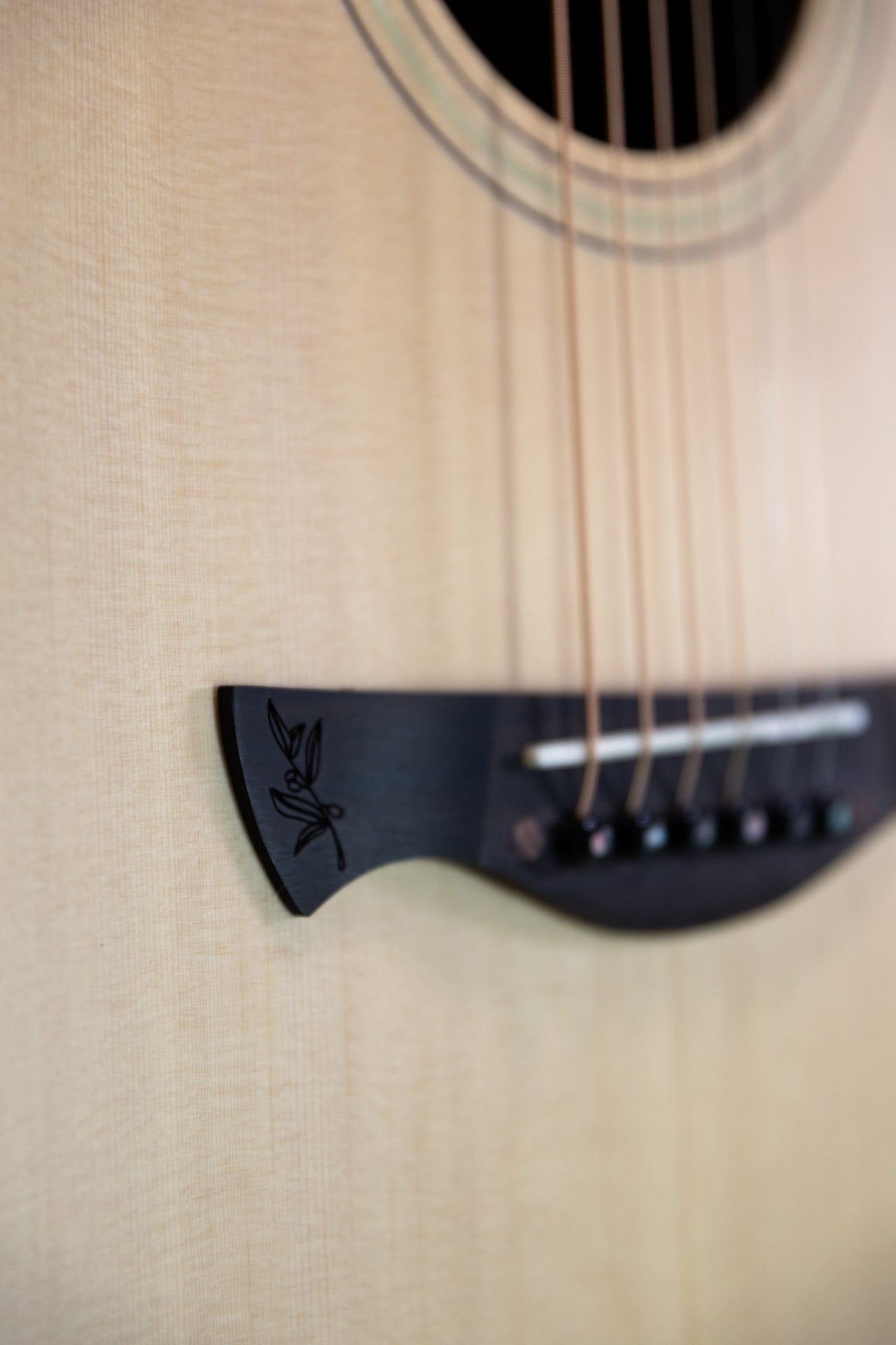 Tagima Olive Grace EQ-NTOP Acoustic Guitar - Natural