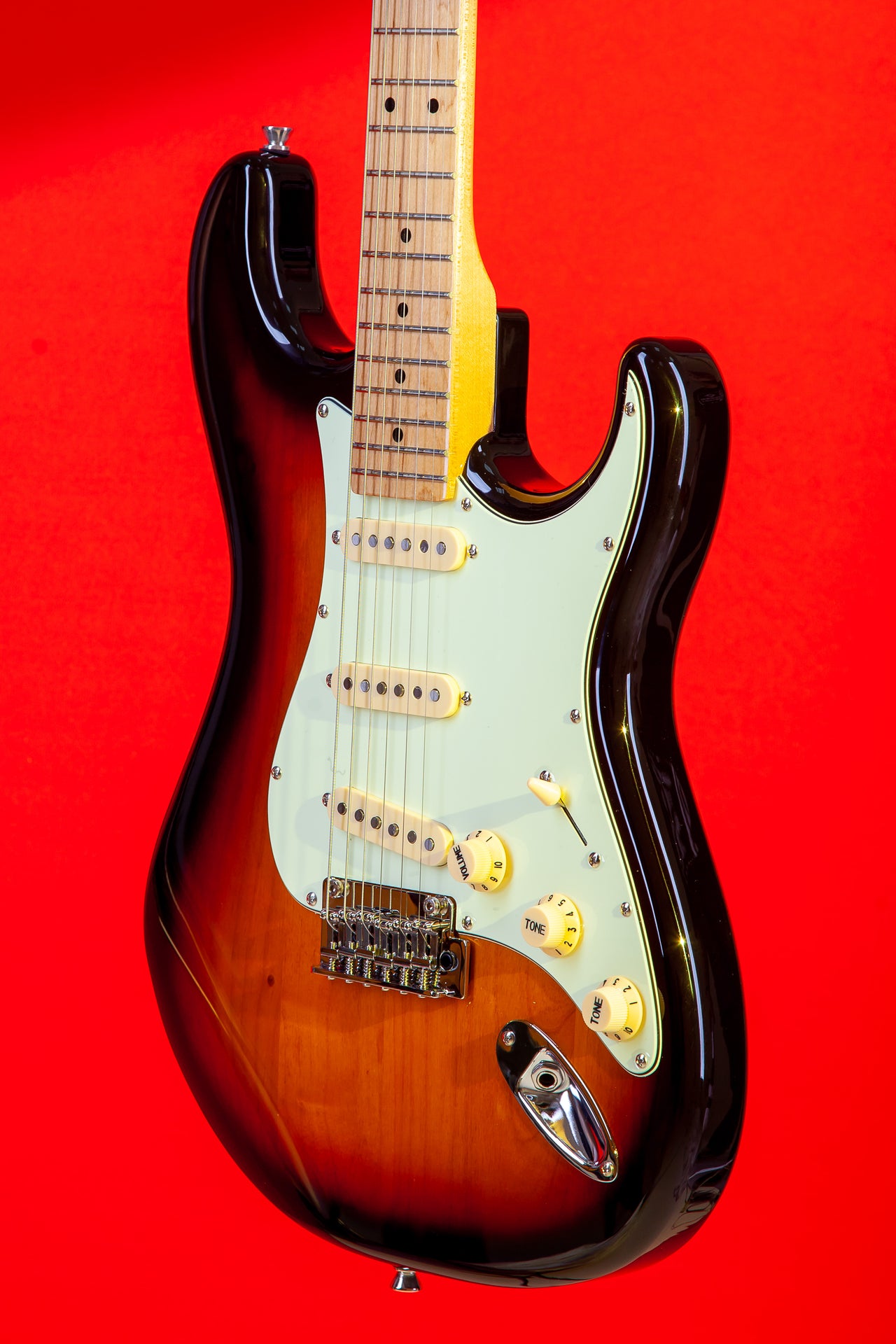 Tagima T 635 CLASSIC-SB-LF/MG Electric Guitar - Sunburst