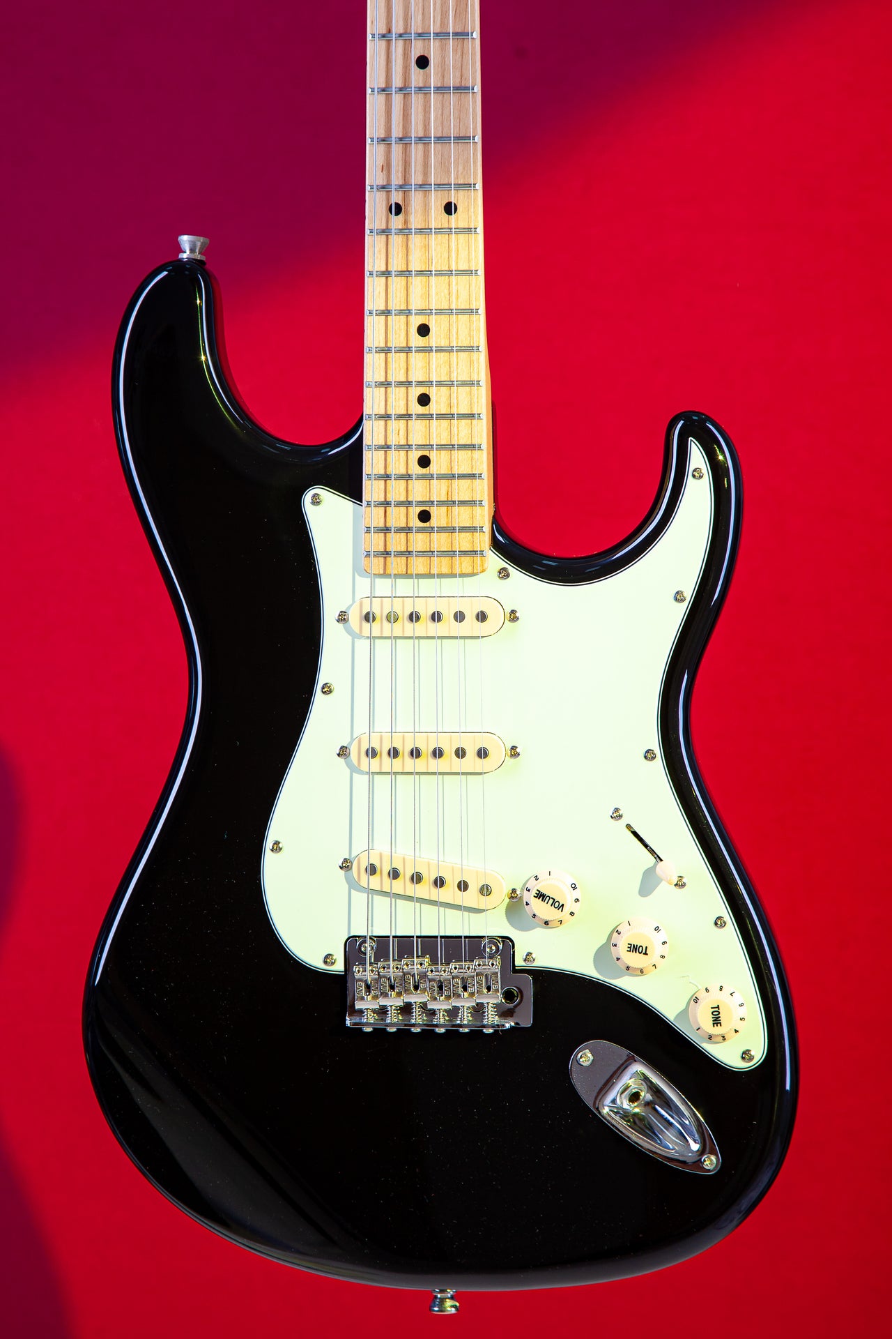 Tagima T 635 CLASSIC-BK-LF/MG Electric Guitar - Black