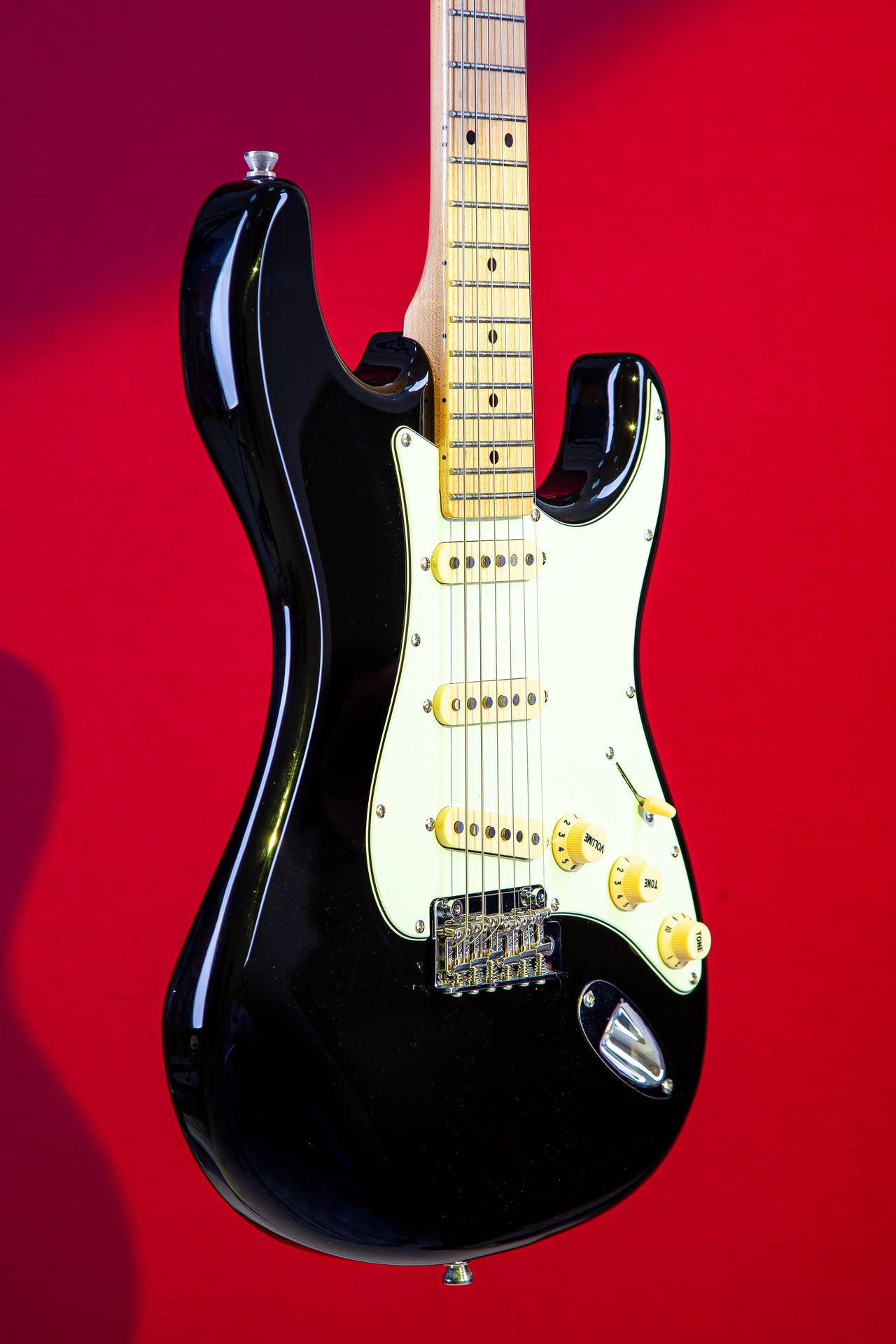 Tagima T 635 CLASSIC-BK-LF/MG Electric Guitar - Black